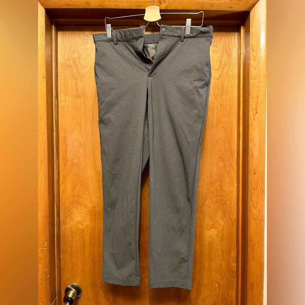 Uniqlo dress pants
Size medium 30-33
Worn twice